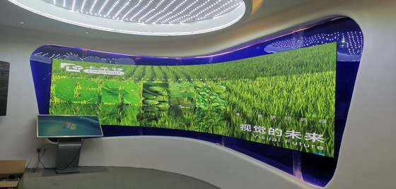Layar LED melengkung berkualitas tinggi dengan resolusi tinggi dan kinerja yang stabil